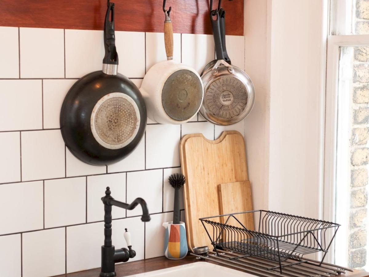 Pass The Keys Rustic And Quirky Flat In Charming Charlton Village London Exterior foto